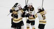 Bostonští hokejisté se radují z první trefy utkání, o kterou se postaral Brad Marchand
