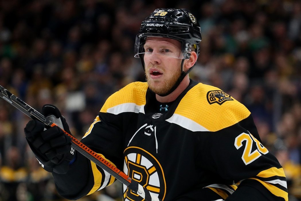 Český útočník Ondřej Kaše v dresu Boston Bruins odehrál zatím jen hrstku zápasů, na další si možná ještě počká