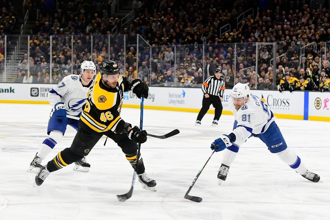 Český útočník David Krejčí z Boston Bruins v zápase proti Tampa Bay