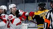 Vyhecovaný duel mezi Bostonem a New Jersey vyhráli Bruins 5:4 po samostatných nájezdech