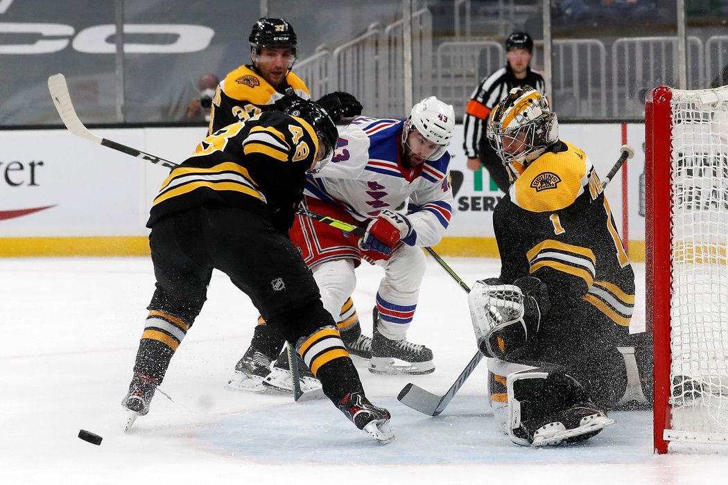 Colin Blackwell z Rangers bojuje před brankou Bostonu