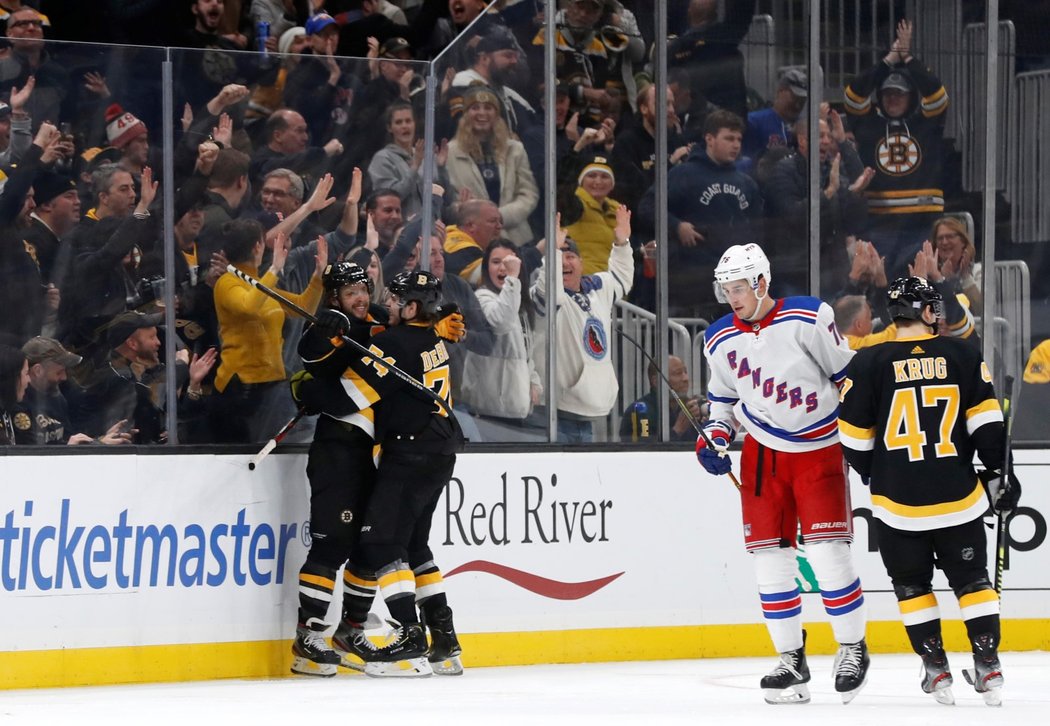 Bostonští hokejisté se radují z trefy Davida Pastrňáka, který proti Rangers zaznamenal už 24. gól v sezoně