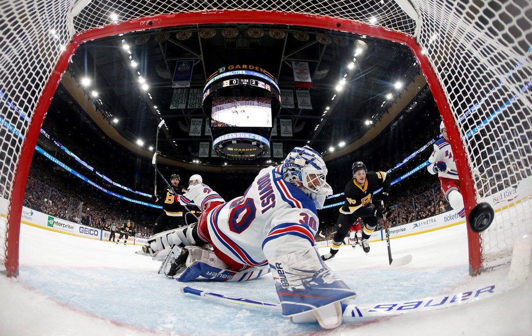 Henrik Lundqvist sice více jak polovinu zápasu držel Boston na uzdě, výhru Bruins ovšem neodvrátil