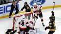 David Pastrňák se raduje, jeho krajan Pavel Zacha právě rozhodl prodloužení proti Ottawě