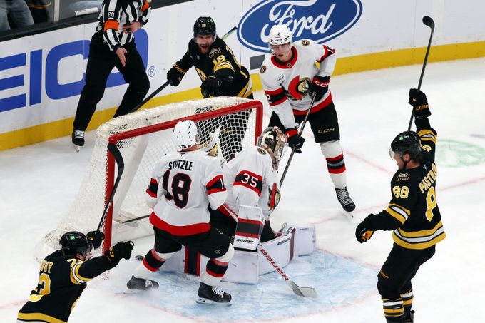 Zacha rozhodl prodloužení, poprvé se trefil Palát. Dostál i přes pět gólů slavil výhru Zacha rozhodl prodloužení, poprvé se trefil Palát. Dostál i přes pět gólů slavil výhru