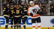 Český útok z Bostonu se raduje z gólu do sítě Flyers