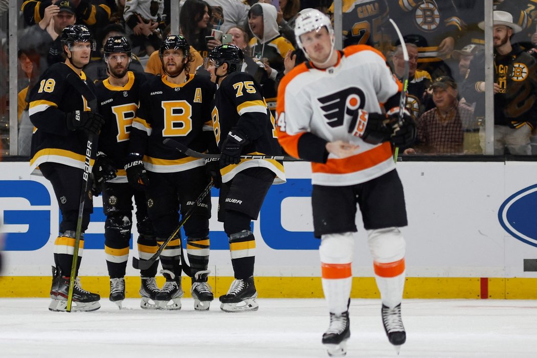 Český útok z Bostonu se raduje z gólu do sítě Flyers