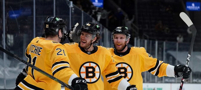 Hokejisté Bostonu se radují z trefy Davida Pastrňáka proti Pittsburghu