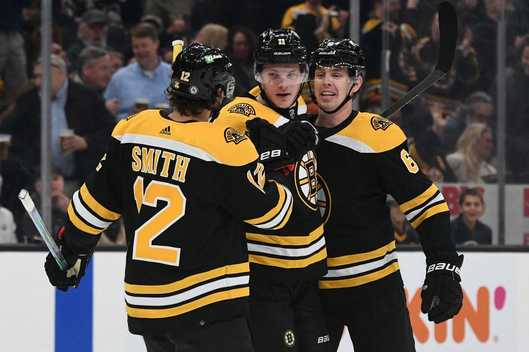Hokejisté Bostonu se radují z trefy do sítě Pittsburghu