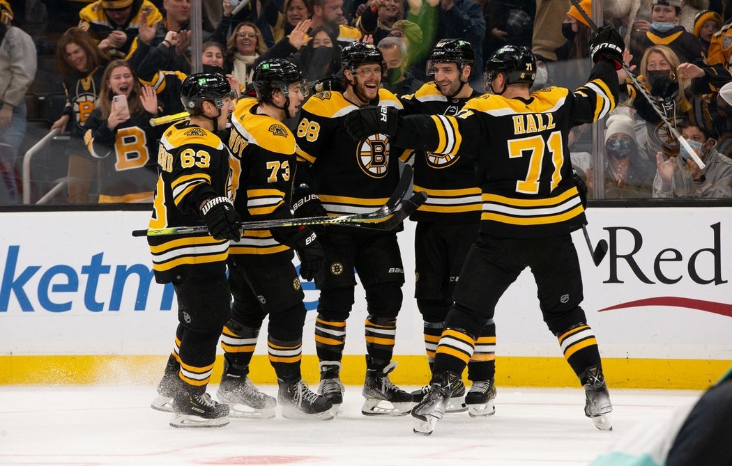 Bostonští hokejisté se radují z úvodní trefy Davida Pastrňáka