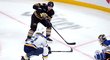 Český útočník Bruins Jakub Lauko přihrává před branku Blues