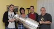 Rodina Davida Krejčího se Stanley Cupem v roce 2011