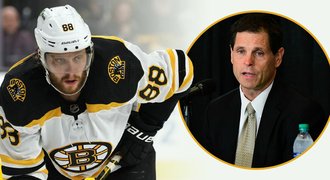 Čelí kritice fanoušků, i tak GM Bruins zůstává. Co na to Pastrňák?