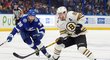 David Pastrňák v dresu Bruins útočí proti Tampě Bay