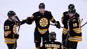 Hokejisté Bostonu se radují z gólu Morgana Geekieho