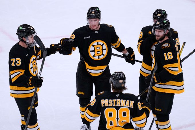 Pastrňák bral dvě asistence, Boston vyhrál nad Utahem. Body i pro Zachu či Hronka Pastrňák bral dvě asistence, Boston vyhrál nad Utahem. Body i pro Zachu či Hronka