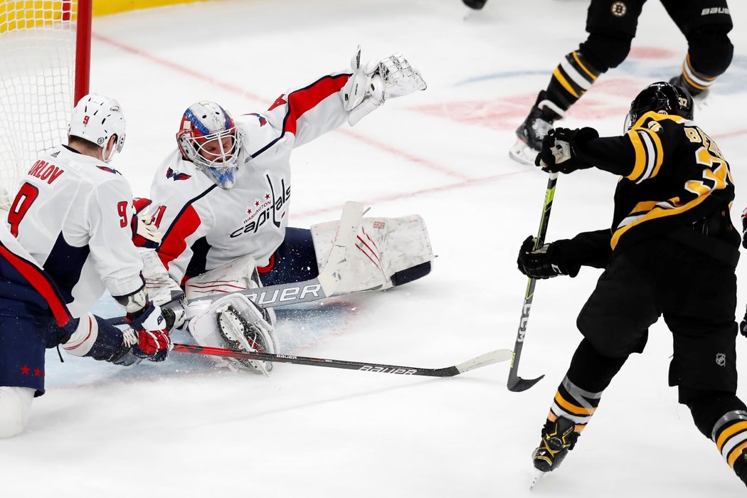 Vítek Vaněček na ledě Bostonu pětkrát inkasoval, takhle ho překonal Patrice Bergeron