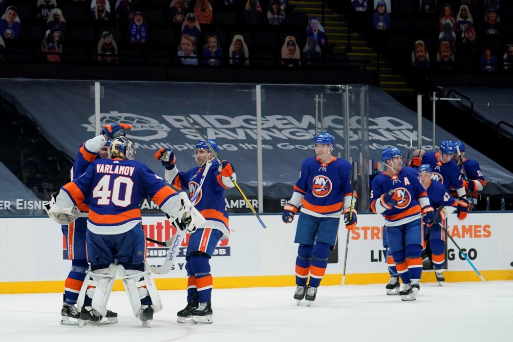 Hokejisté Islanders slaví vítězství nad Bostonem