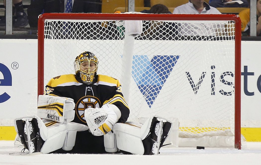 Brankář Bostonu Anton Khudobin smutní po porážce od Buffala