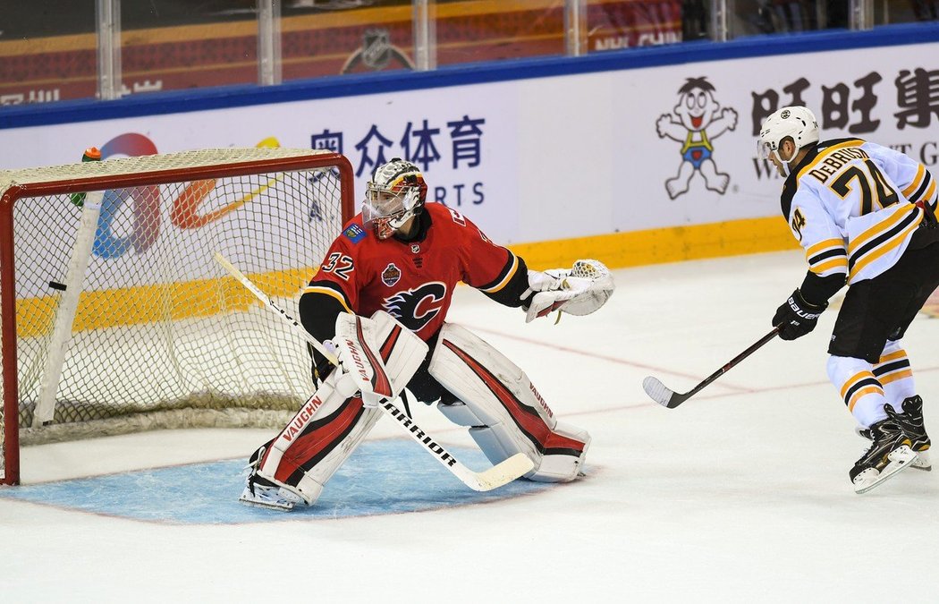 Jake DeBrusk střílí jeden ze svých dvou gólů do sítě Calgary v rámci druhého utkání China Games