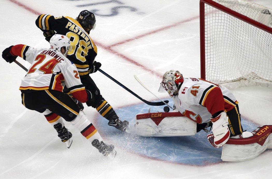 David Pastrňák se podílel ve čtvrtečním utkání NHL gólem a nahrávkou na výhře hokejistů Bostonu 6:4 nad Calgary.