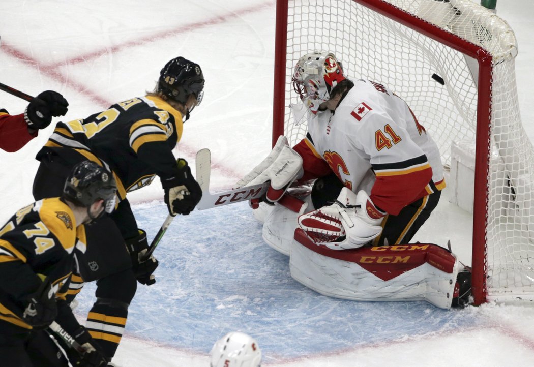 Za zády brankáře Calgary Mikea Smithe skončilo v zápase proti Bostonu pět puků, šestý gól padl do prázdné branky.