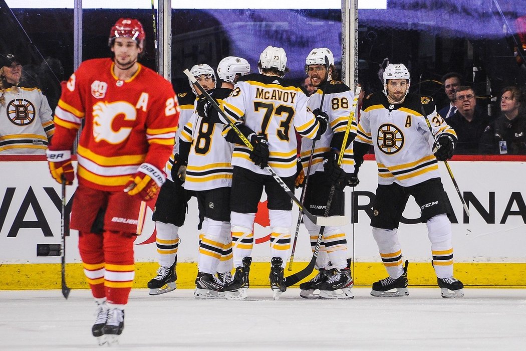 Hokejisté Bostonu i díky dvěma asistencím Davida Pastrňáka porazili Calgary a zůstávají nejlepším týmem v NHL.