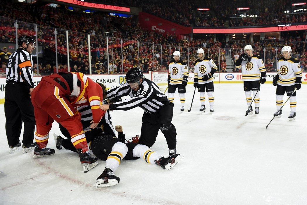 Jeremy Lauzon a Matthew Tkachuk potěšili fanoušky v Calgary solidní bitkou.