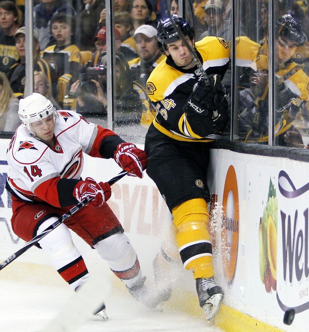 Víkendový zápas mezi Bosotnem a Carolinou vstoupil do historie NHL. Víkendový zápas mezi Bosotnem a Carolinou vstoupil do historie NHL.