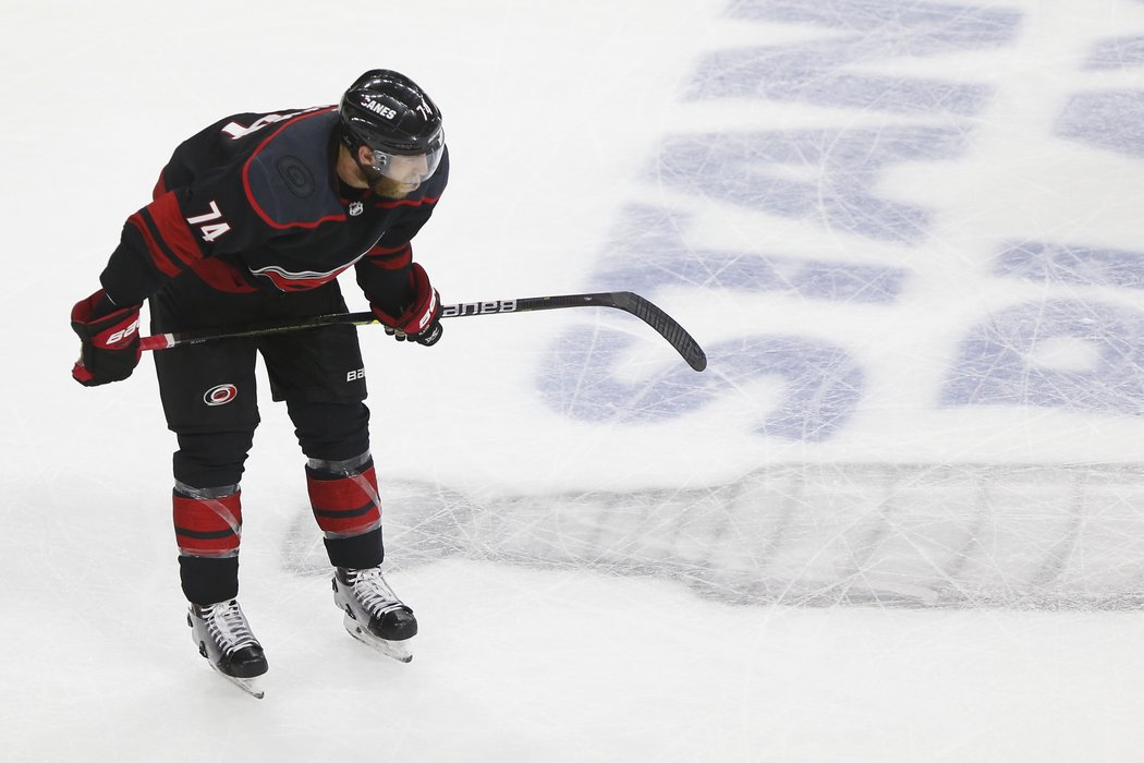 Jaccob Slavin a jeho Carolina mají teď ke Stanley Cupu daleko