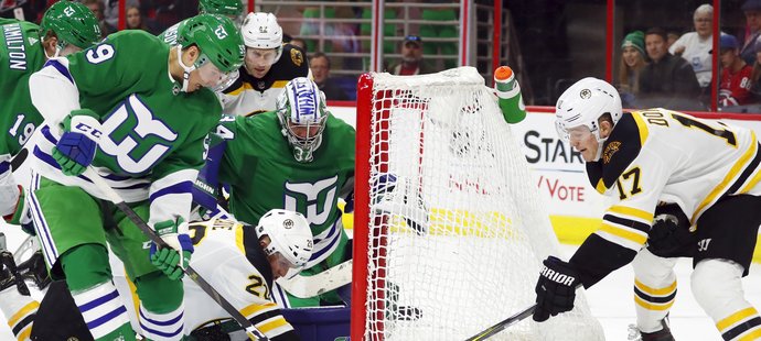 Dusno v brankovišti Caroliny zařídili Colby Cave a Ryan Donato