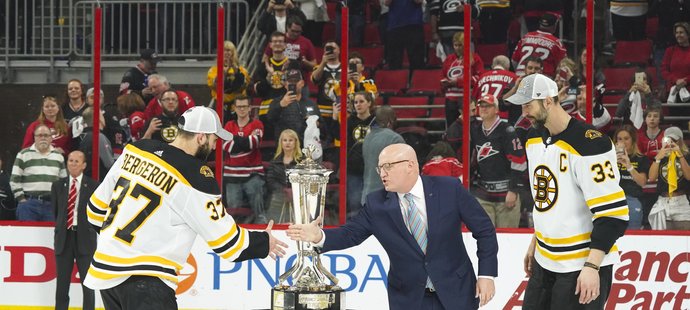 Prince of Wales Trophy pro vítěze Východní konference se nikdo z hráčů Bostonu nedotkl