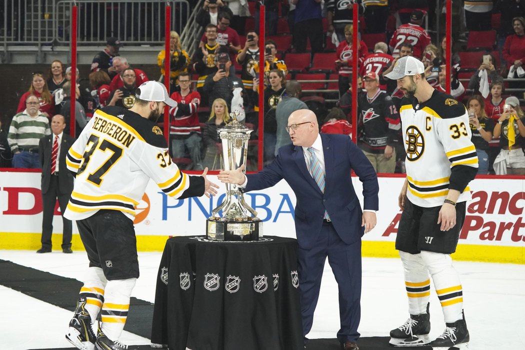 Prince of Wales Trophy pro vítěze Východní konference se nikdo z hráčů Bostonu nedotkl