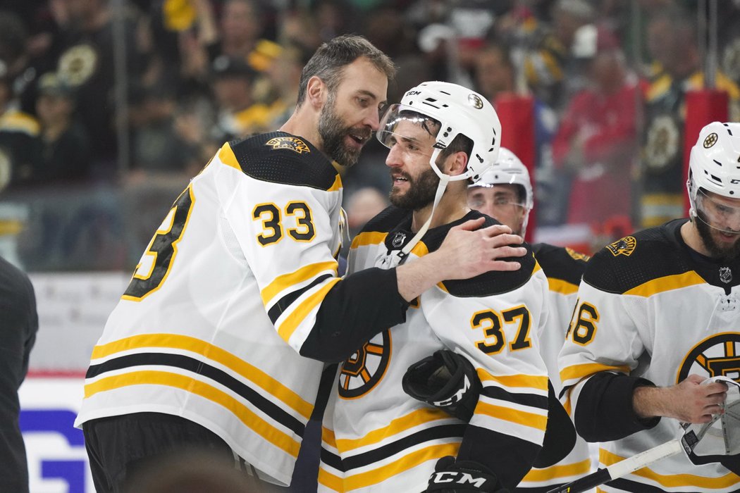 Zdeno Chára, Patrice Bergeron a David Krejčí si spolu o Stanley Cup zahrají potřetí