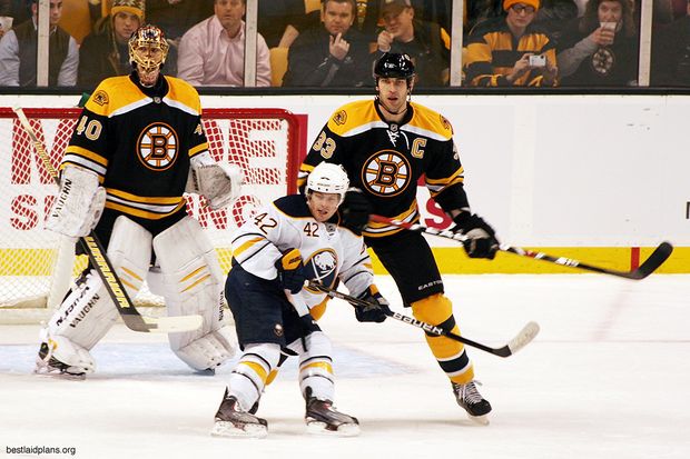 "Je to větší než hokej," myslí si kapitán Bostonu Zdeno Chára. "Je to větší než hokej," myslí si kapitán Bostonu Zdeno Chára.