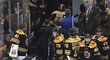 Zklamaní hráči Bruins mizí v šatně