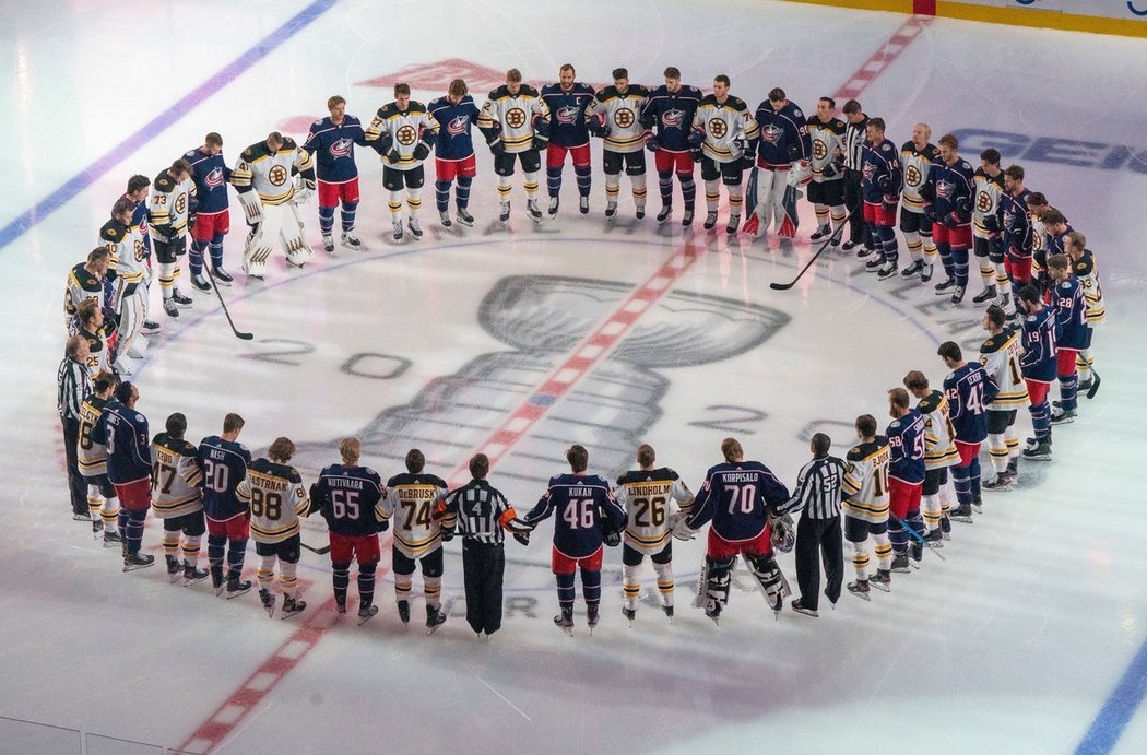 NHL drží v těžkých časech koronavirových pospolu.