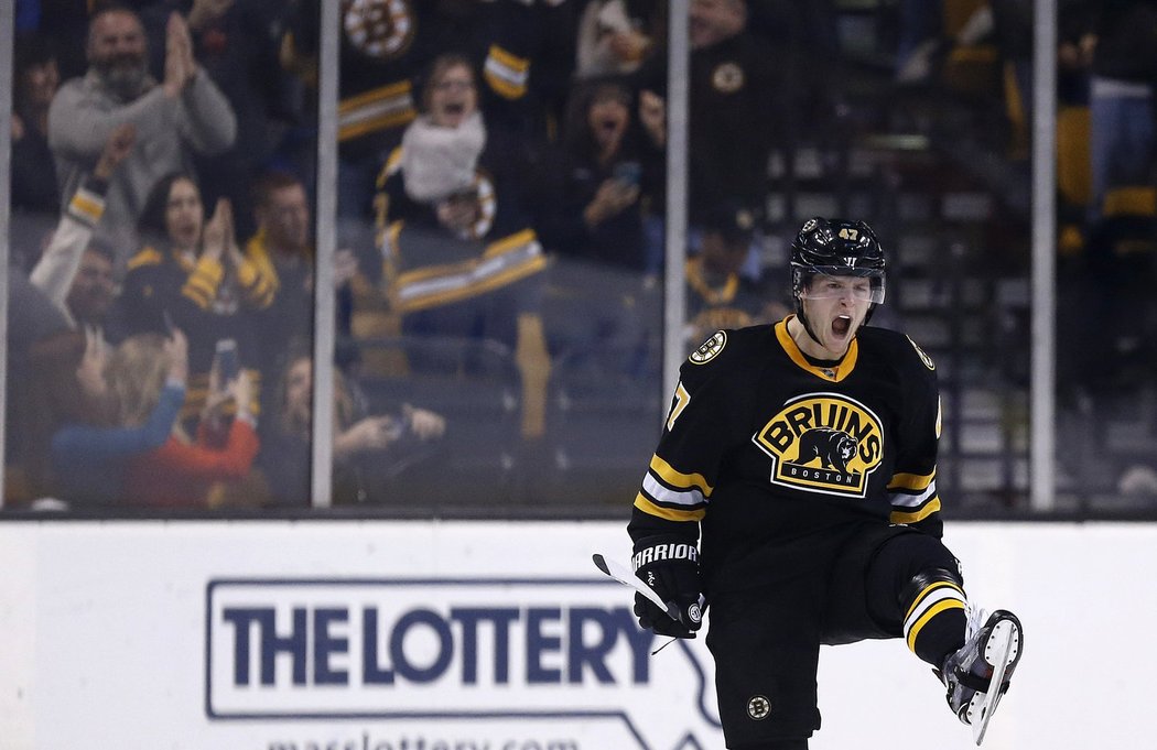 Torey Krug a jeho euforie ze vstřelené branky proti Blue Jackets