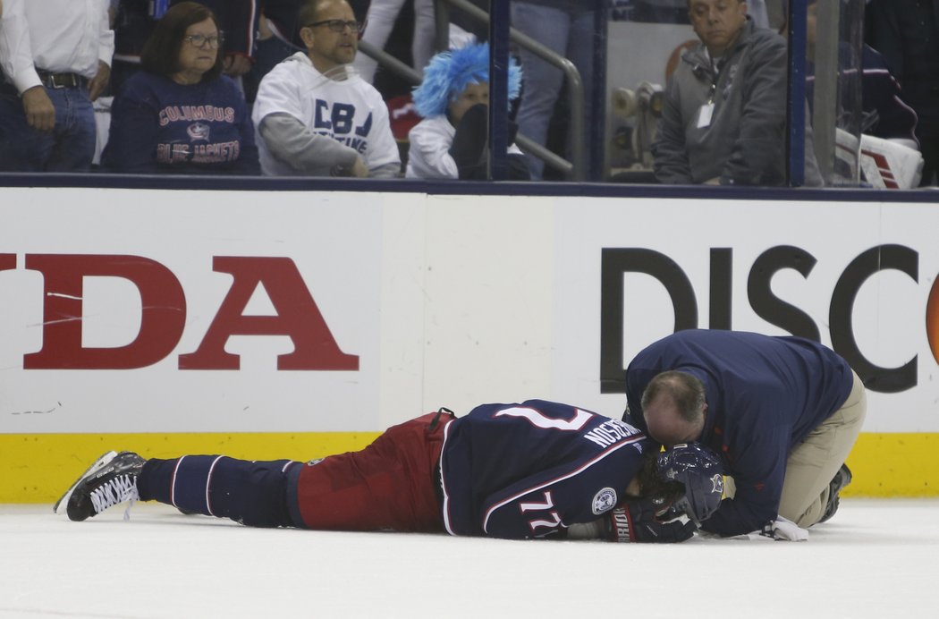 Josh Anderson se svíjí na ledové ploše po ostrém hitu obránců Bostonu.