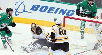 Pastrňák přerušil sérii a Boston padl. Zbořil zapsal první start v NHL