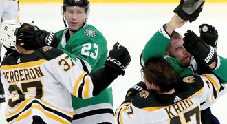 Hvězdy Bostonu byly říčné z Faksy. Bergerona zranil, Marchand se mstil