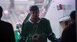 Patrice Bergeron zamířil na ošetřovnu poté, kdy ho ve středním pásmu srazil Radek Faksa.