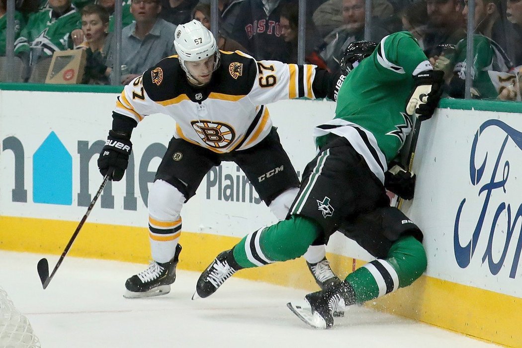 Obránce Jakub Zbořil nastoupil v NHL ke svému premiérovému utkání, ve kterém podlehl s Bostonem v Dallasu 0:1 v prodloužení.