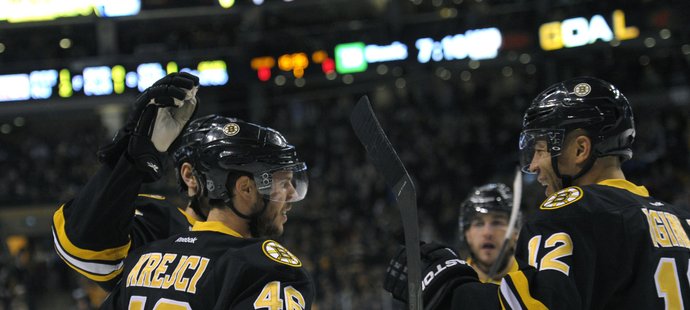 Jarome Iginla (vpravo) gratuluje ke gólu Davidu Krejčímu. Boston ale silvestrovský zápas s Islanders prohrál