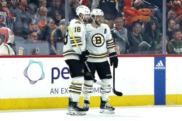 Pavel Zacha (vlevo) s Davidem Pastrňákem slaví gól v dresu Bostonu Pavel Zacha (vlevo) s Davidem Pastrňákem slaví gól v dresu Bostonu