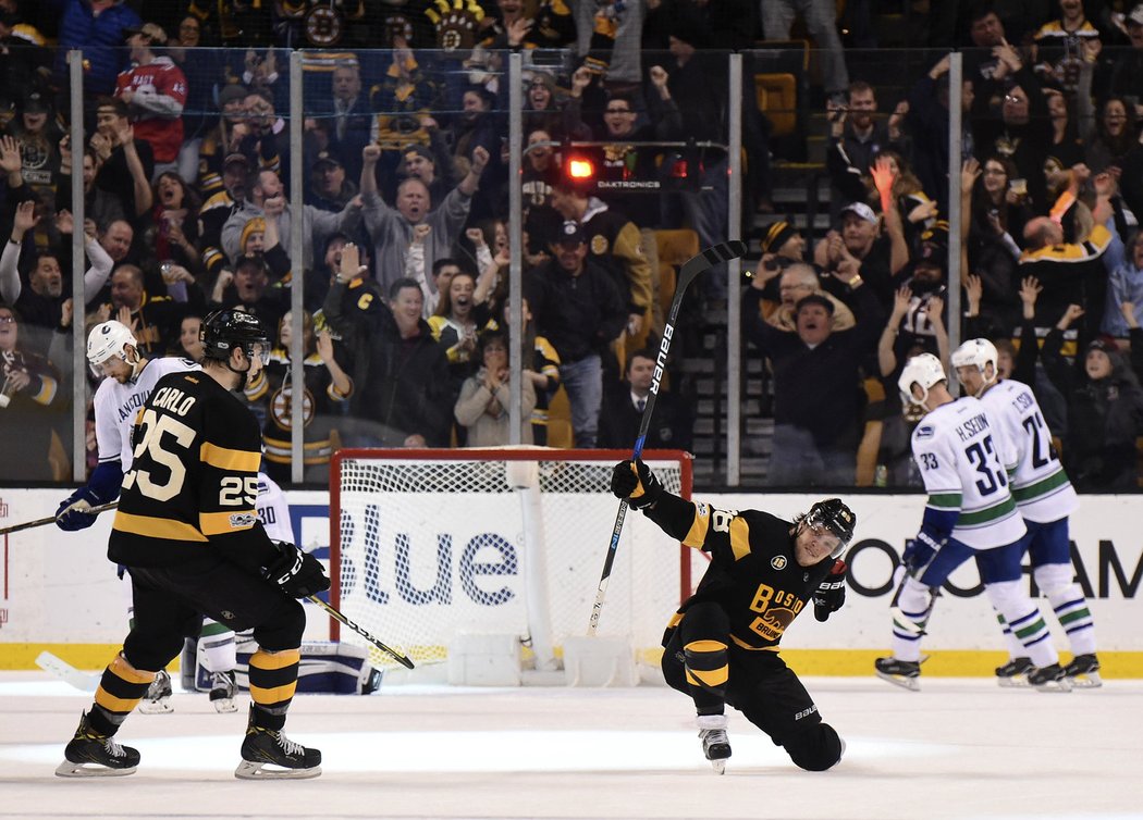 David Pastrňák rozhodl o výhře Bostonu svým 100. bodem v NHL