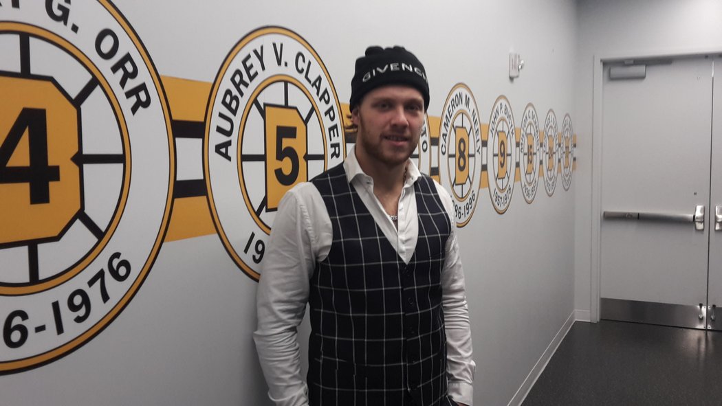 David Pastrňák provedl redaktora Sportu Zdeňka Jandu zázemím Bostonu Bruins.