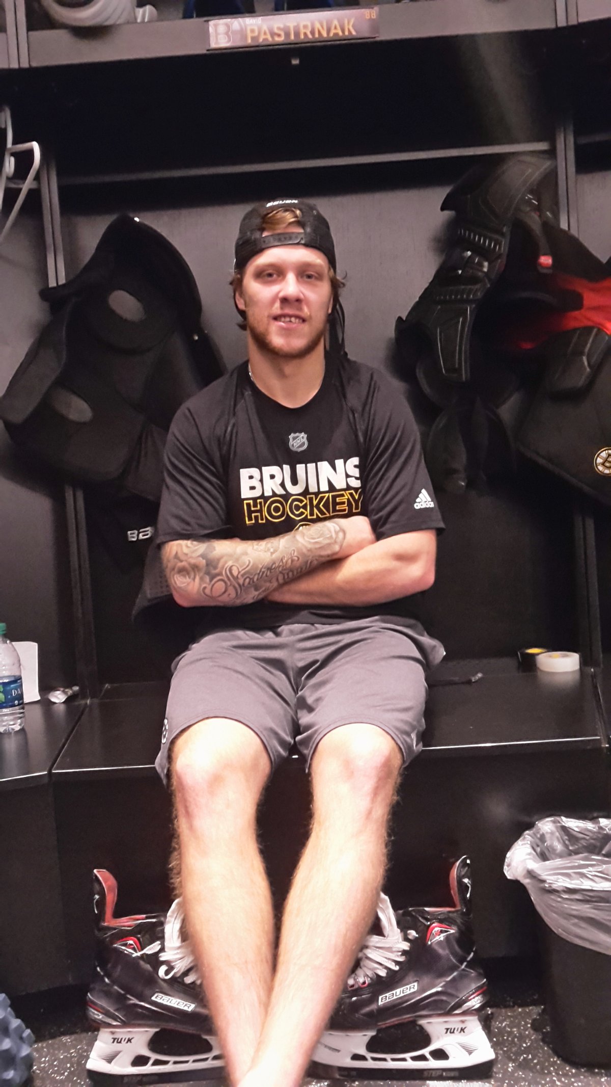 David Pastrňák provedl redaktora Sportu Zdeňka Jandu zázemím Bostonu Bruins.