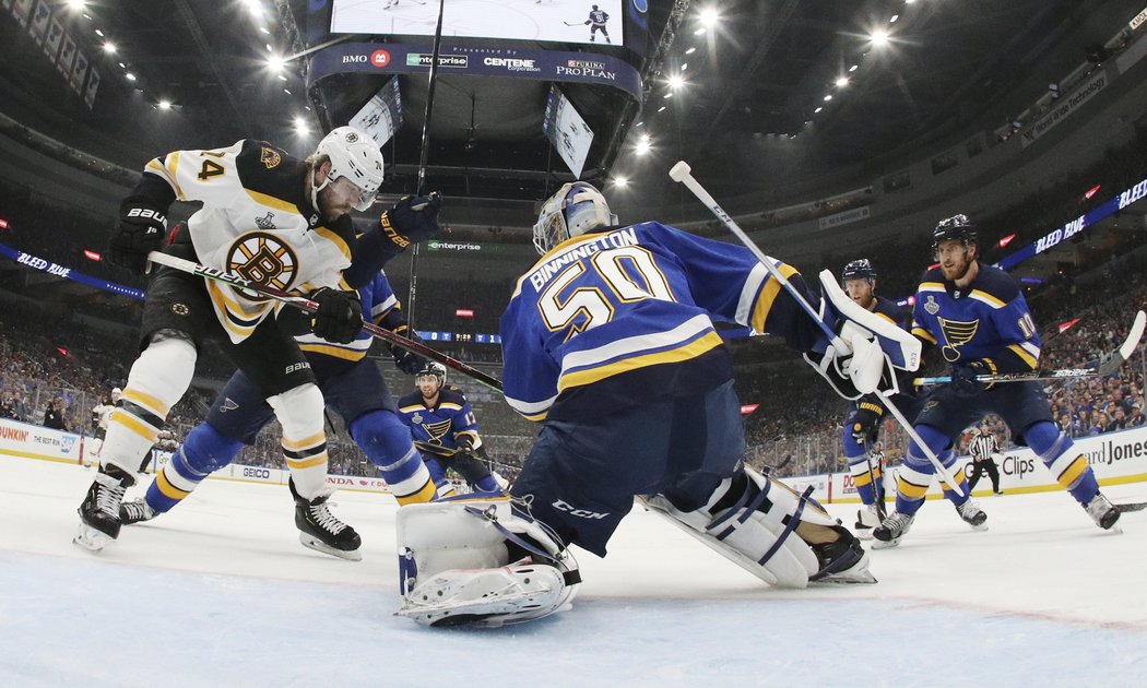 Jordan Binnington zasáhl rychleji než Jake DeBrusk mohl zakončit