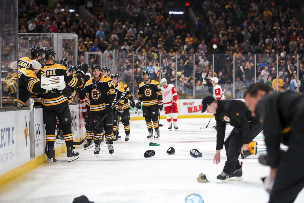 David Pastrňák druhým hattrickem v NHL pokořil hranici 100 branek a pomohl Bostonu rozdrtit Detroit 8:2.